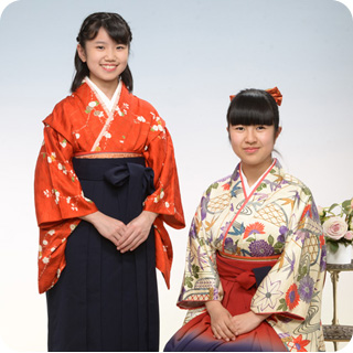 小学校卒業式　袴姿お友達同士で